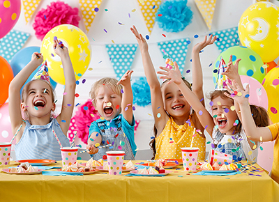 Kinder feiern ein Geburtstag