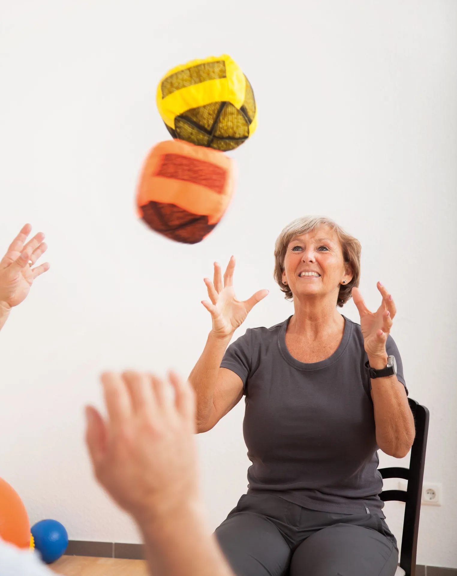 Ältere Frau beim Sitzsport mit Therapieball – Seniorengymnastik zur Förderung von Motorik