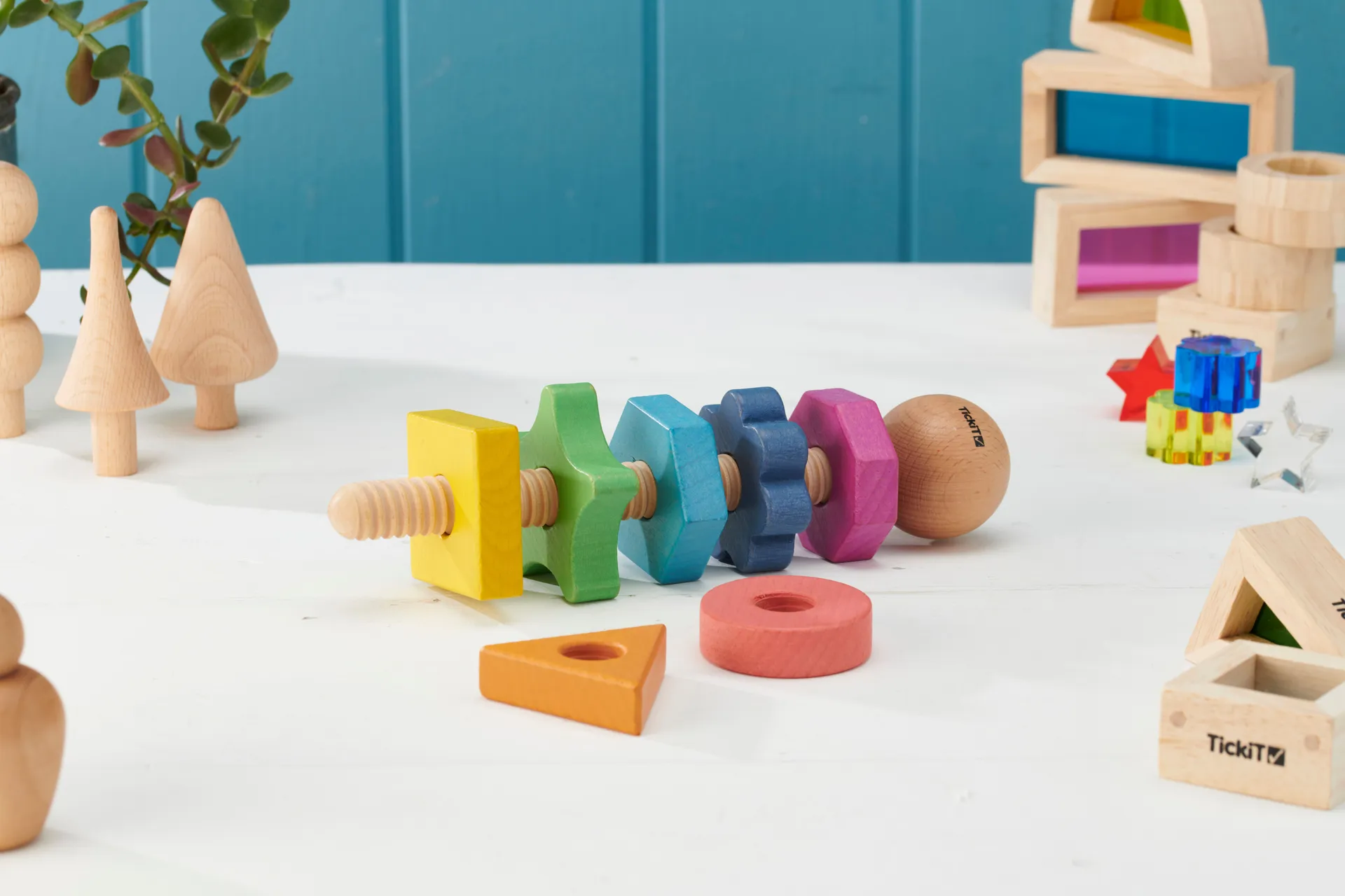 Regenbogen Twister liegt auf dem Tisch mit anderen Spielmaterialien