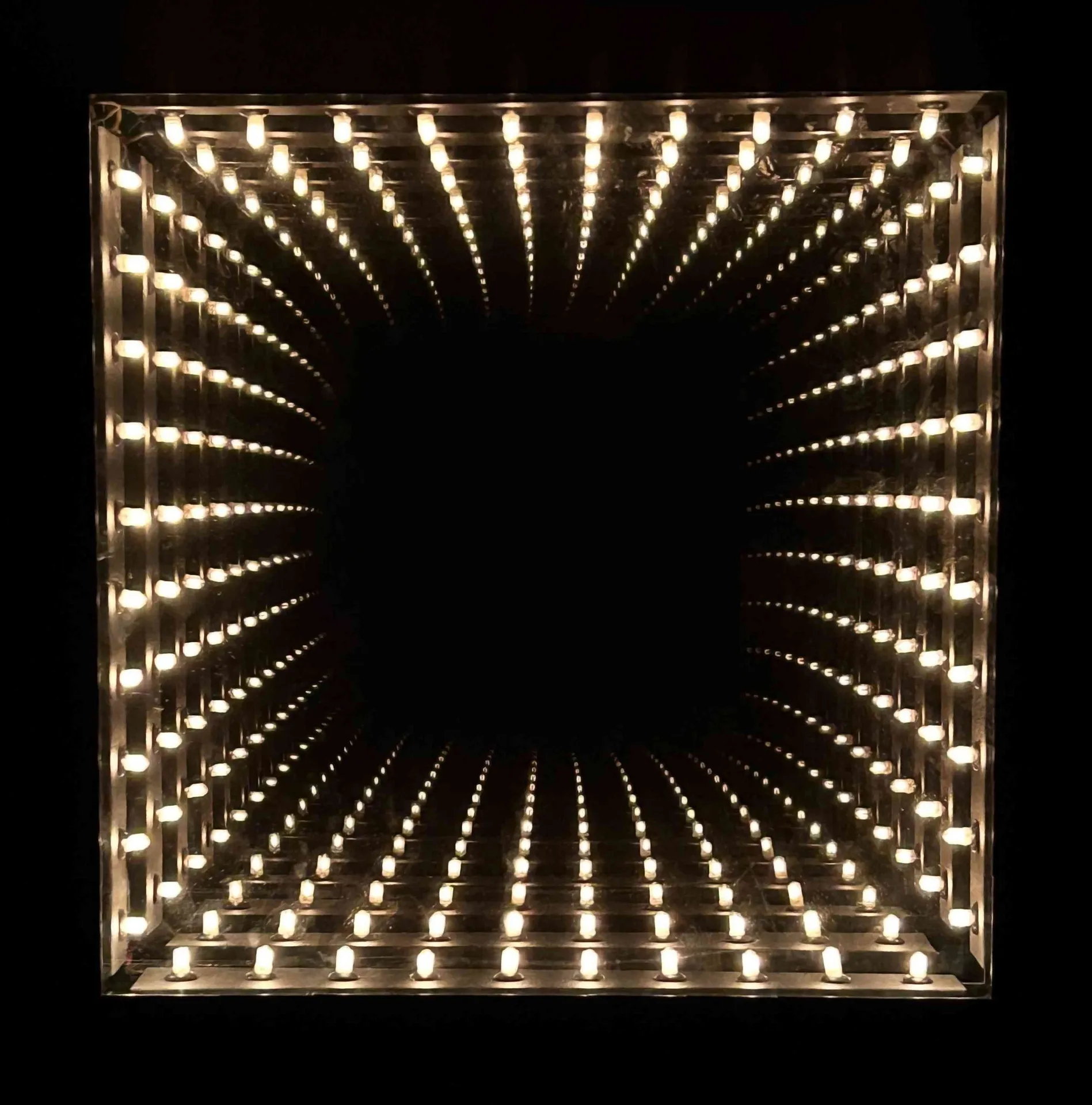 Spiegeltunnel, schwarz