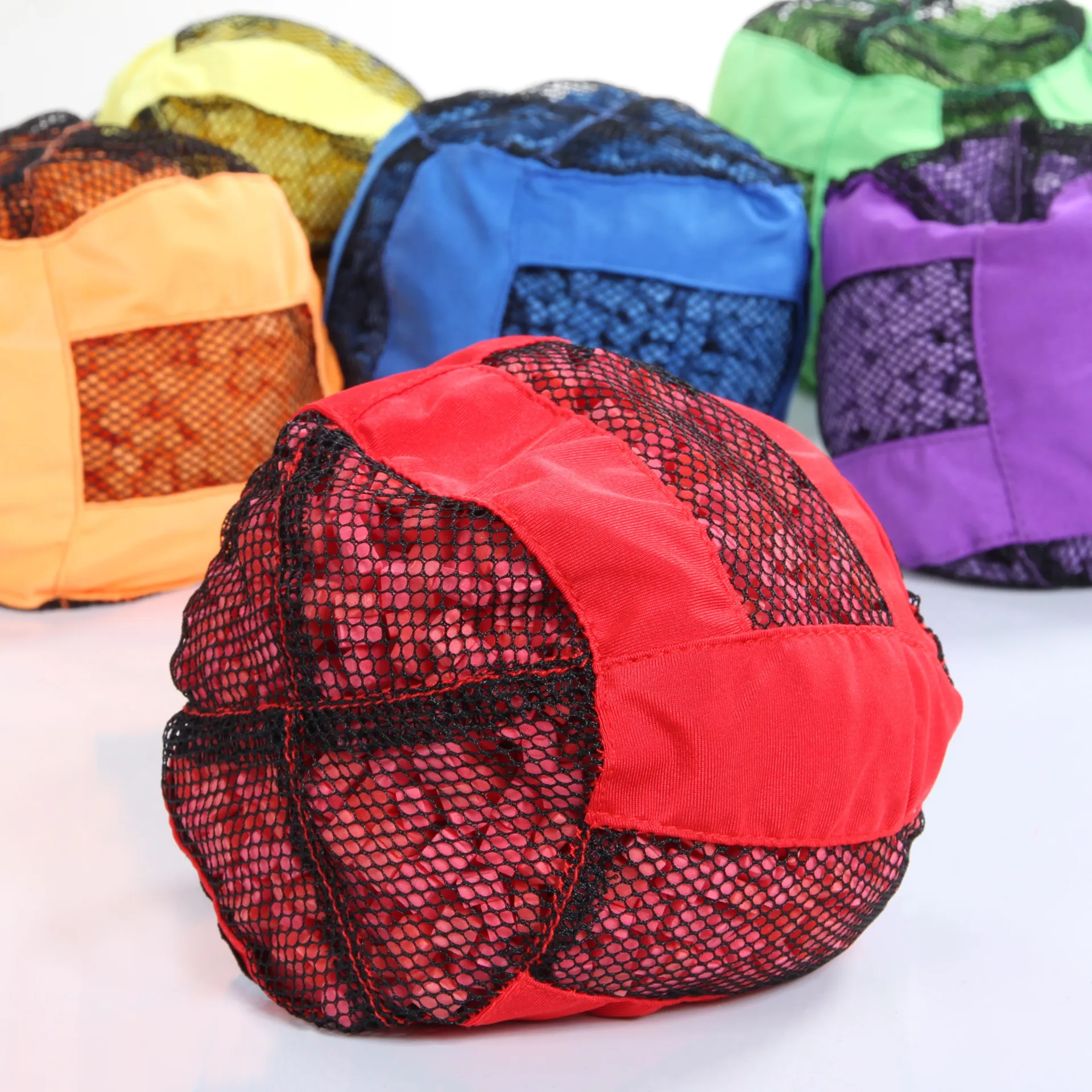 Bunte Erfolgsbaelle aus Nylon in verschiedenen Farben gestapelt, ideal für Jonglage, Therapie